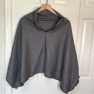Black and White Houndstooth Triangle Women’s Cape